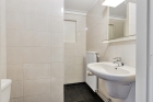 Tweede badkamer met douche, wastafel en toilet